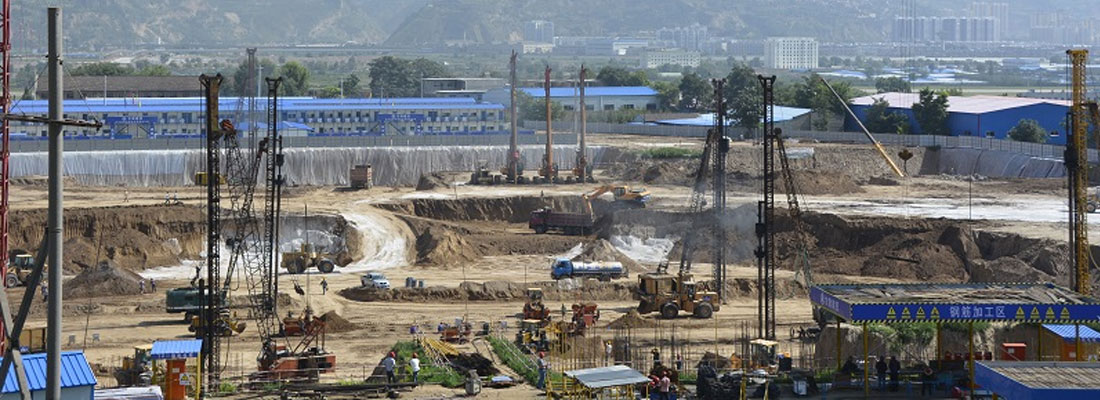 建筑埋在地面以下的部分稱(chēng)為基礎(chǔ)。承受由基礎(chǔ)傳來(lái)荷載的土層稱(chēng)為地基，位于基礎(chǔ)底面下第一層土稱(chēng)為持力層，在其以下土層稱(chēng)為下臥層。地基和基礎(chǔ)都是地下隱蔽工程，是建筑物的根本，它們的勘察、設(shè)計(jì)和施工質(zhì)量關(guān)系到整個(gè)建筑的安全和正常使用。