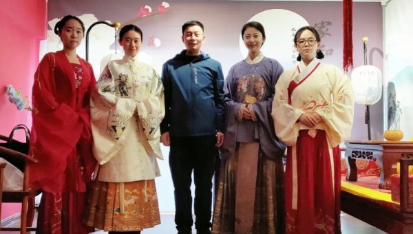 在春意盎然的3月，迎來(lái)了第113個(gè)“三八”國(guó)際勞動(dòng)?jì)D女節(jié)，為深入學(xué)習(xí)宣傳貫徹黨的二十大精神，進(jìn)一步加強(qiáng)對(duì)廣大女職工的思想政治引領(lǐng)，激勵(lì)廣大女職工奮進(jìn)新征程，建功新時(shí)代，鼓勵(lì)女職工在閱讀中獲取知識(shí)、增長(zhǎng)