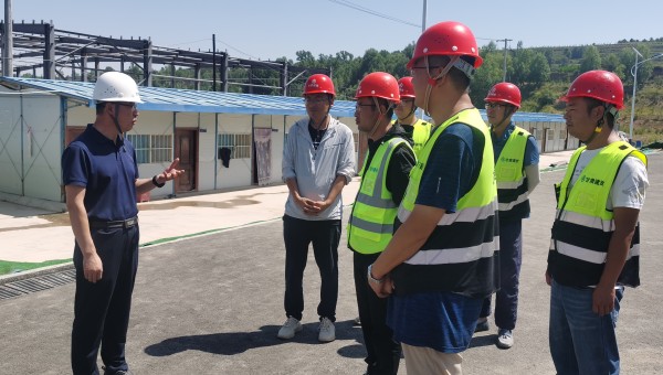 入伏以來(lái)，氣溫逐日攀升，給堅(jiān)守一線的干部職工帶來(lái)嚴(yán)峻“烤”驗(yàn)。為做好防暑降溫工作，保障職工健康權(quán)益，營(yíng)造和諧穩(wěn)定的勞動(dòng)關(guān)系和社會(huì)秩序，交科公司工會(huì)積極組織開(kāi)展“夏送清涼”職工關(guān)懷慰問(wèn)活動(dòng)，班子成員紛紛