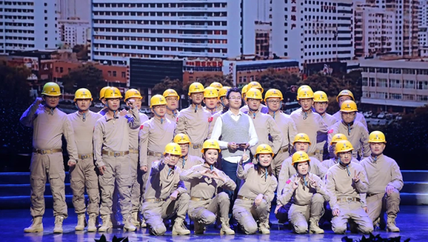 近日，甘肅建投召開成立70周年慶祝大會(huì)，共祝偉大祖國(guó)繁榮昌盛、共祝甘肅建投基業(yè)長(zhǎng)青，其中，甘肅省交科建設(shè)有限公司參演舞臺(tái)劇《快樂的建設(shè)者》為70周年盛典留下交科印跡、增添靚麗色彩，受到一致好評(píng)，省級(jí)多