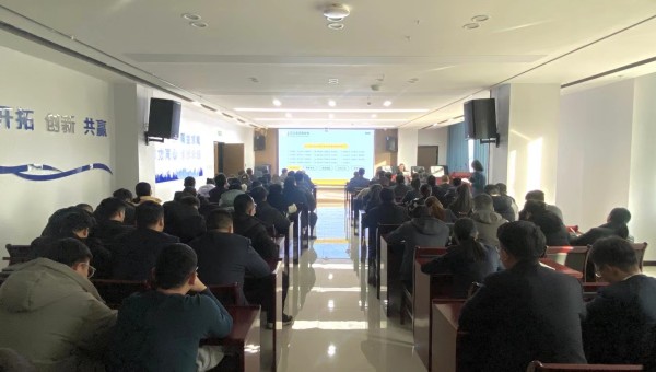 連日來，交科公司利用冬休契機，組織開展了冬季職工崗位能力提升培訓，通過專業(yè)知識講授、管理制度講解、業(yè)務交流座談等形式，使廣大干部職工有效提升了業(yè)務素養(yǎng)、深入掌握了管理制度、強化了履職盡責意識，促進標準