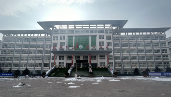 春節(jié)將至，大多數建設者已踏上歸途，但在臨夏積石山縣積石中學災后維修項目施工現場，仍是一派如火如荼、干勁十足的繁忙景象，墻面修補、吊頂安裝、更換震損礦棉板等作業(yè)緊張有序進行，為即將到來的新春佳節(jié)“渲染”