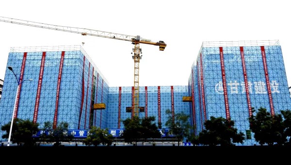 10月16日，由甘肅省交科建設(shè)有限公司承建的蘭州新區(qū)新材料產(chǎn)業(yè)園區(qū)公共服務(wù)平臺項目主體結(jié)構(gòu)順利封頂，為該項目二次結(jié)構(gòu)和裝飾裝修奠定堅實基礎(chǔ)。據(jù)了解，該項目為公共建筑工程，自建設(shè)以來，項目管理團隊面對工