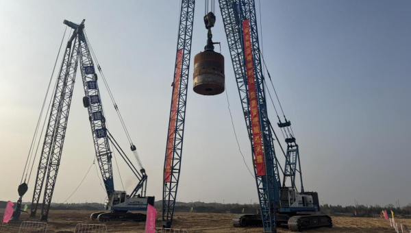 隨著96噸夯錘一次次起落，11月10日，國能陜西榆林化工神華榆林循環(huán)經(jīng)濟(jì)煤炭綜合利用項(xiàng)目強(qiáng)夯施工（第三標(biāo)段）項(xiàng)目1860000㎡強(qiáng)夯施工拉開序幕。據(jù)了解，自項(xiàng)目中標(biāo)以來，甘肅省交科建設(shè)有限公司迅速組織