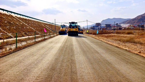 近日，交科公司二公司那勒寺鎮(zhèn)沿川經(jīng)濟(jì)帶產(chǎn)業(yè)道路建設(shè)工程水穩(wěn)基層試驗段攤鋪?zhàn)鳂I(yè)順利完成，標(biāo)志著該項目道路面層施工正式邁上“快車道”。據(jù)悉，該項目道路主線全長3.25km，支線長475m，本次水穩(wěn)基層試驗