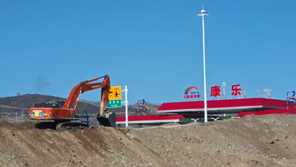 春風(fēng)勁吹，戰(zhàn)鼓擂響，激昂的旋律在城市上空回蕩。在康樂縣北濱河路西段及連接線道路工程施工現(xiàn)場，機(jī)械的轟鳴聲交織成激昂的樂章，奏響了建設(shè)的最強(qiáng)音。項目管理團(tuán)隊以“開局即沖刺”的昂揚(yáng)斗志，全身心投入項目建設(shè)