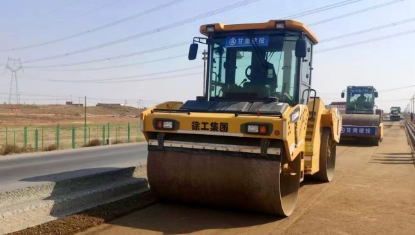 近日，蘭州新區(qū)秦川園區(qū)X203線大中修工程項目現(xiàn)場忙碌起來，由甘肅建投路政建設(shè)科技有限公司負責的面層維修改造提升工作正加速推進?！癤203線改造總里程達9.66km，現(xiàn)已投入壓路機、銑刨機等機械設(shè)備5