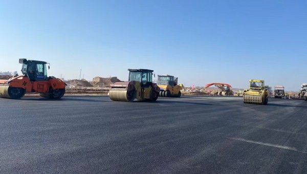 “保養(yǎng)工作一刻也耽誤不得！”“今天說啥也得檢修完，明天活還重著哩！”在如火如荼的施工現(xiàn)場，機械轟鳴聲奏響奮進樂章，在這些繁忙場景背后，離不開甘肅建投路政公司對機械設(shè)備的高效維護保養(yǎng)，為一個又一個市政及