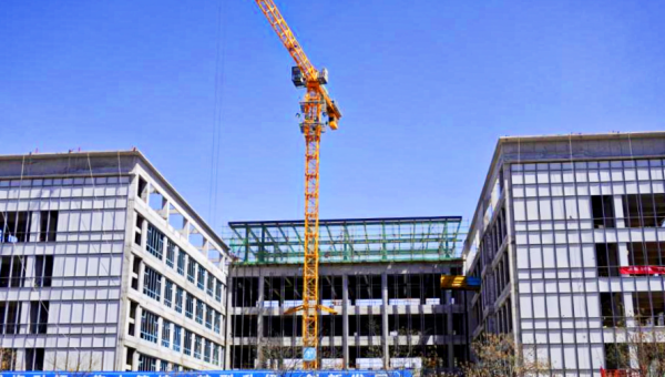 隨著一片片鋁單板精準(zhǔn)安裝在墻體外立面上，原本樸實(shí)無華的結(jié)構(gòu)墻面此刻也披上了現(xiàn)代氣息的外衣。近日，西部市政建設(shè)集團(tuán)蘭州新區(qū)新材料產(chǎn)業(yè)園區(qū)公共服務(wù)平臺項(xiàng)目現(xiàn)場一片繁忙，幕墻工程施工正處于關(guān)鍵階段?！霸谀粔? title=