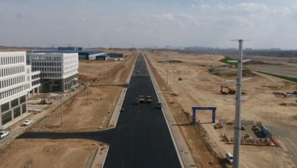 奮斗是建設者們不變的底色。在這個五一假期，西部市政建設集團各項目建設者們依然奮戰(zhàn)在施工一線，以汗水詮釋擔當，用一磚一瓦勾勒出城市建設新圖景。蘭州新區(qū)礦產(chǎn)園區(qū)西路南延段項目建設穩(wěn)步推進，該項目K0+00