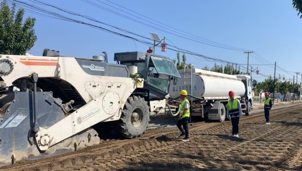 隨著大型冷再生機(jī)組緩緩駛過，一段平整嶄新的試驗(yàn)段路面隨即成型。近日，由西部市政建設(shè)集團(tuán)一公司承建的慶陽市正寧縣S501線五頃塬至三嘉公路項(xiàng)目全深式就地冷再生試驗(yàn)段順利完成攤鋪?zhàn)鳂I(yè)。據(jù)悉，該項(xiàng)目攤鋪試驗(yàn)