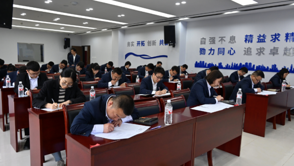 “本屆競賽試題結(jié)合了財(cái)務(wù)業(yè)務(wù)實(shí)際、制度與核算辦法，設(shè)置會(huì)計(jì)實(shí)務(wù)全流程核算應(yīng)用題，重點(diǎn)考察選手們專業(yè)知識綜合運(yùn)用能力、全流程業(yè)務(wù)處理能力和實(shí)際問題解決能力！”5月12日，西部市政建設(shè)集團(tuán)工會(huì)“2025年