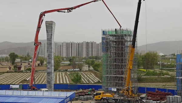 在西部市政建設(shè)集團(tuán)四公司臨夏市環(huán)城北路橋梁及附屬工程（二期）項(xiàng)目現(xiàn)場，鋼筋加工區(qū)火花飛揚(yáng)、安裝墩柱區(qū)一件件鋼筋骨架安全運(yùn)達(dá)、泵車將一方方混凝土輸送至墩柱澆筑......現(xiàn)場一片繁忙景象。自四月復(fù)工以來