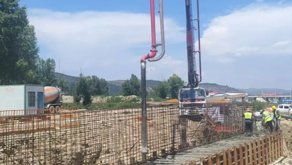 近日，康樂(lè)縣北濱河路建設(shè)項(xiàng)目康美橋0#蓋梁砼澆筑拉開(kāi)帷幕。此次橋臺(tái)澆筑為后續(xù)橋梁架設(shè)筑牢根基，直接關(guān)系道路通車(chē)節(jié)點(diǎn)，是項(xiàng)目建設(shè)中具有里程碑意義的關(guān)鍵一步。施工現(xiàn)場(chǎng)，工人師傅們?cè)谧鳂I(yè)區(qū)內(nèi)有條不紊地完成綁